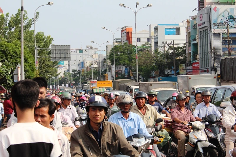 Hàng trăm bạn trẻ xin chữ ký sao Hàn, đường Sài Gòn kẹt cứng ảnh 2 Hàng trăm bạn trẻ xin chữ ký sao Hàn, đường Sài Gòn kẹt cứng ảnh 2